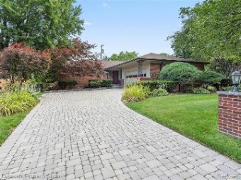 1159 Brys Drive Grosse Pointe Woods, MI 48236