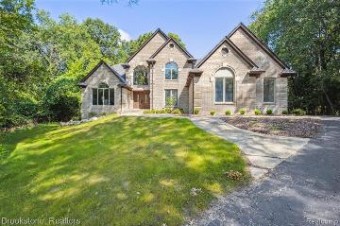 7360 Deerhill Drive Clarkston, MI 48346