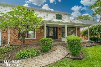 901 Moorland Grosse Pointe Woods, MI 48236