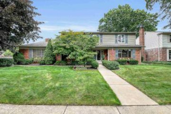 652 Woods Grosse Pointe Woods, MI 48236