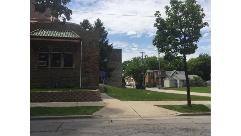 804 W Greenfield Ave Milwaukee, WI 53204 by Anderson Commercial Group, LLC $499,000
