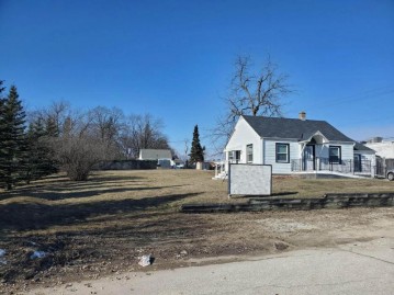 4901 S 27th St, Greenfield, WI 53221-2605