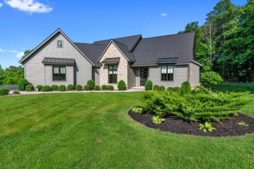 13480 N Silver Fox Dr, Mequon, WI 53097-1513