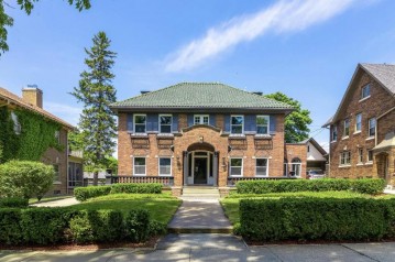 2726 E Beverly Rd, Shorewood, WI 53211