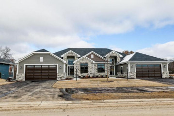 7906 W Stone Ridge Dr 81-2, Lannon, WI 53046