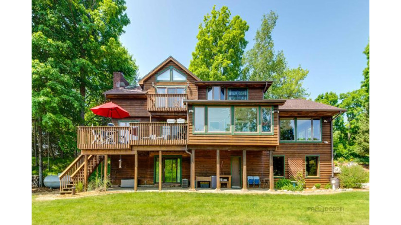 6215 Riesch Rd West Bend, WI 53095 by Stateline Dream Homes, Inc. $2,750,000