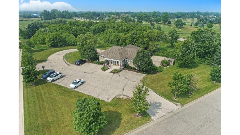 1560 N Country Club Pkwy Elkhorn, WI 53121 by Bear Realty Of Burlington $565,000