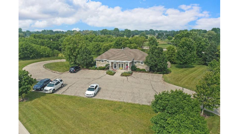 1560 N Country Club Pkwy Elkhorn, WI 53121 by Bear Realty Of Burlington $565,000