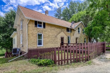 N1044 Scofield Rd, Lebanon, WI 53098