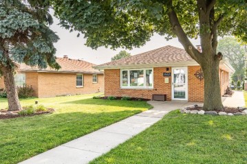 3562 S 44th St, Greenfield, WI 53220-1504