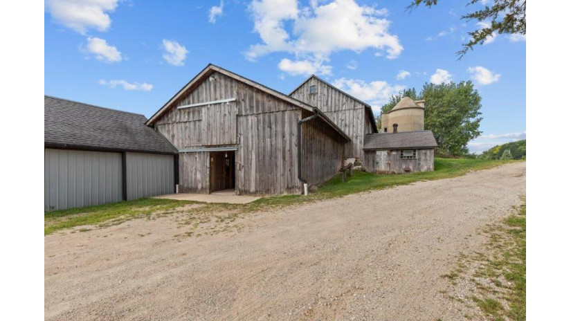 6995 N Oak Rd Trenton, WI 53090 by Coldwell Banker Realty $998,000