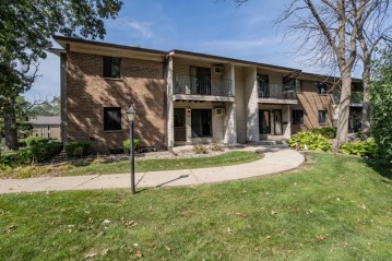 1698 S Carriage Ln, New Berlin, WI 53151-1444