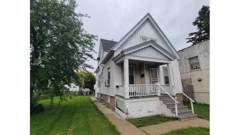 4727 N Hopkins St Milwaukee, WI 53209 by Realty Dynamics $129,995