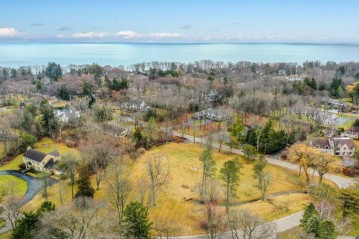 1406 E Fox Ln, Fox Point, WI 53217-2874