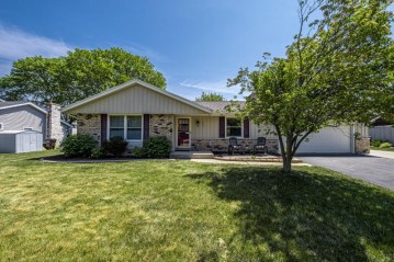 15355 W Harcove Dr, New Berlin, WI 53151-5735