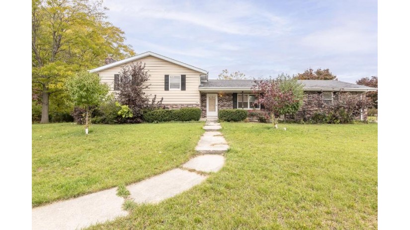 418 Locust Dr West Bend, WI 53095 by Milwaukee Executive Realty, LLC $339,900
