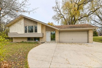 4870 S 37th St, Greenfield, WI 53221-2570