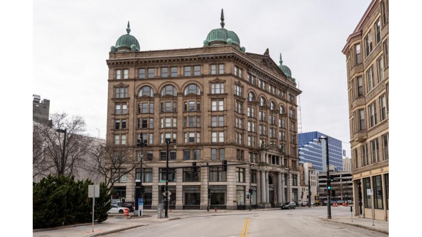 135 W Wells St Milwaukee, WI 53203 by Compass RE WI-Tosa $7,814