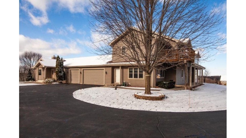 W2483 Bakertown Dr W2485 Concord, WI 53137 by Coldwell Banker Elite - info@cb-elite.com $990,000