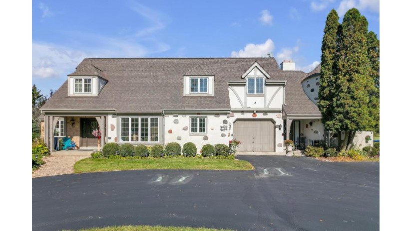 2707 W Cassel Ln Mequon, WI 53092 by First Weber Inc- Mequon $1,795,000