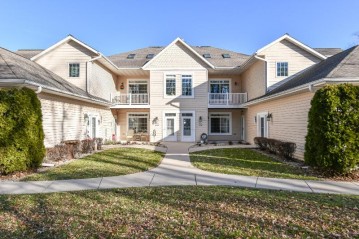 W397N5962 Autumn Woods Dr 8, Oconomowoc, WI 53066-2100