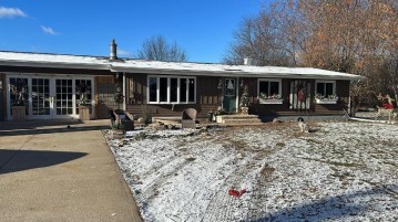 8175 Oakwood Ave, Clayton, WI 54956