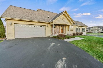 221 Eagles Cove Cir, North Prairie, WI 53153-9628