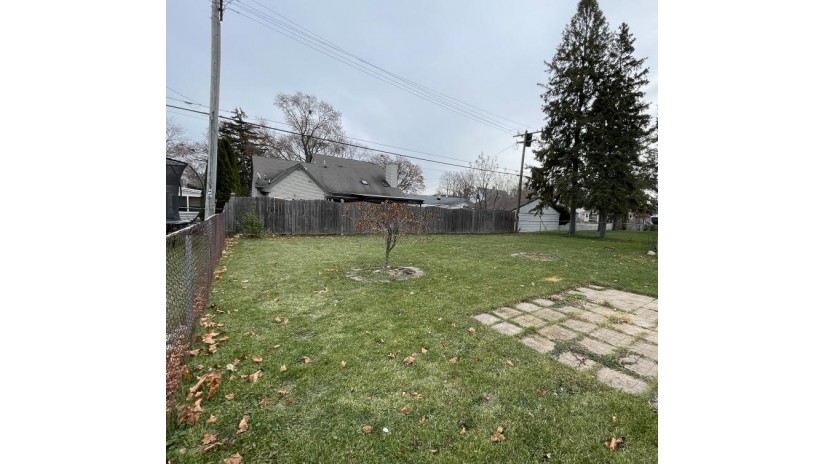 3642 S 88th St Milwaukee, WI 53228 by Premier Point Realty LLC $149,900