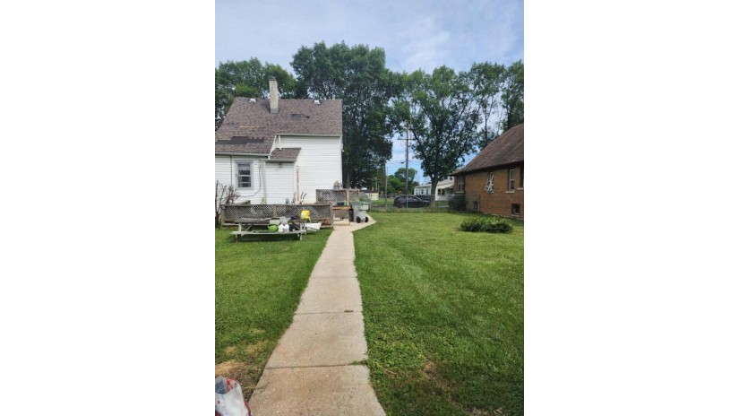 4617 N 37th St Milwaukee, WI 53209 by RE/MAX Service First $69,900