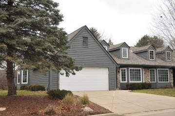 3893 S Oakbrook Dr, Greenfield, WI 53228-1366