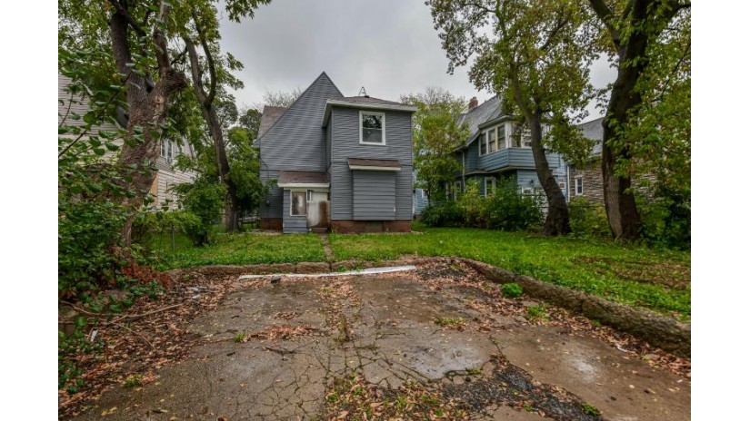 2131 N 37th St Milwaukee, WI 53208 by Homestead Realty, Inc $175,000