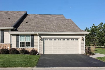 414 Woodfield Cir, Waterford, WI 53185-4052