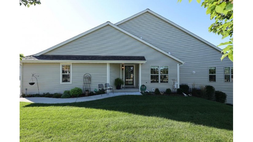 414 Woodfield Cir Waterford, WI 53185 by RE/MAX Market Place - 414-439-3696 $422,900