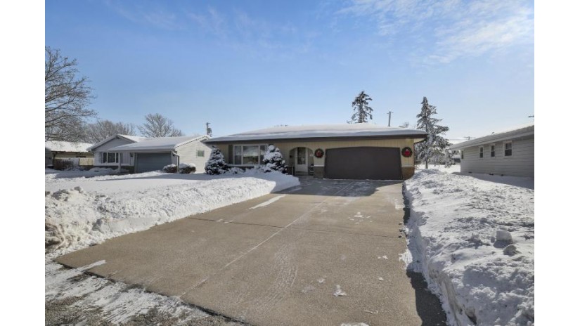6027 W Bottsford Ave Greenfield, WI 53220 by First Weber Inc- West Bend $360,000