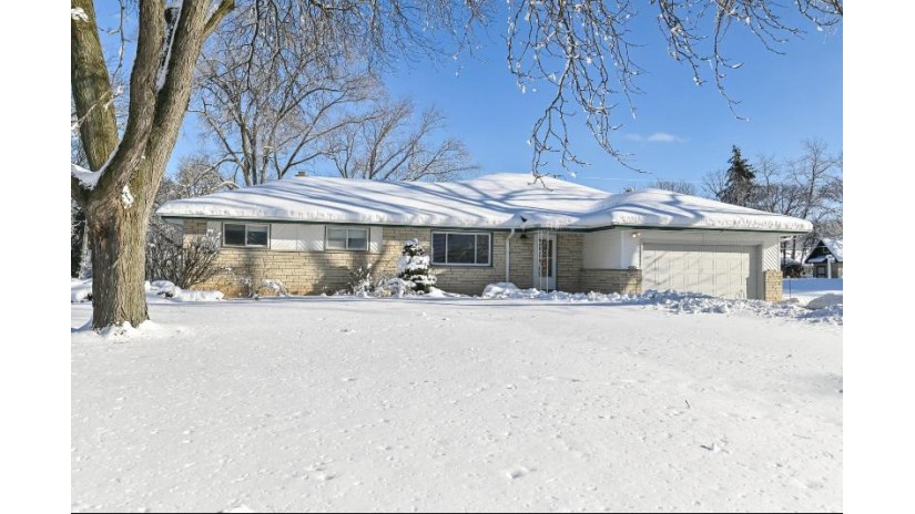 2824 S 128th St New Berlin, WI 53151 by Coldwell Banker Realty $410,000