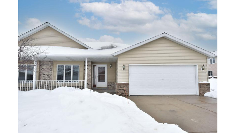 1069 Marigold Ln Hartford, WI 53027 by First Weber Inc - Waukesha $335,000