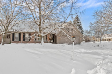 10603 N Magnolia Dr, Mequon, WI 53092-5055