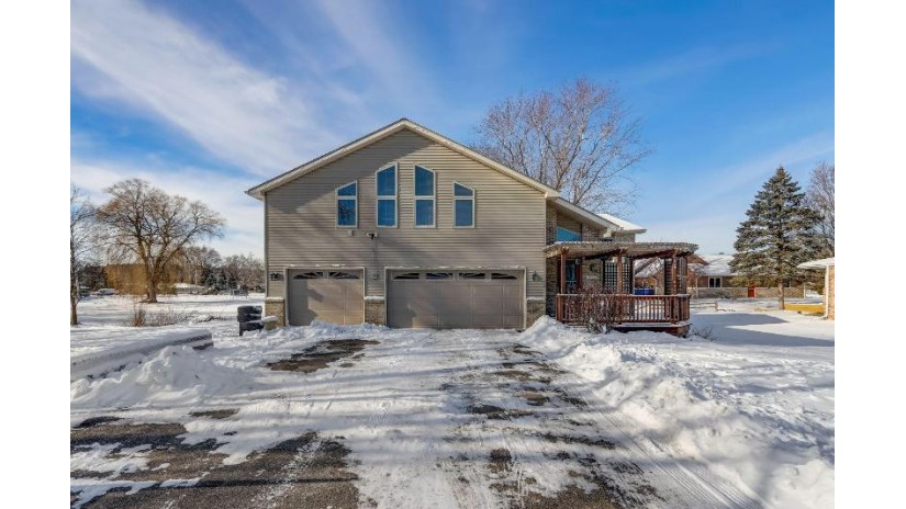 4622 Oakdale Dr Caledonia, WI 53405 by SynerG Realty LLC $444,000