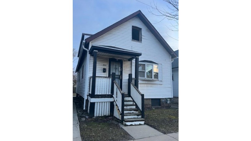 319 E North Ave Milwaukee, WI 53212 by MKE Realty Group LLC $120,000