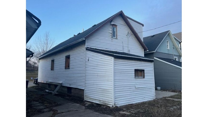 319 E North Ave Milwaukee, WI 53212 by MKE Realty Group LLC $120,000