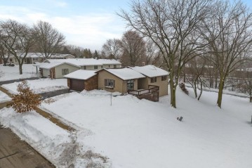 738 Tamarack Dr W, West Bend, WI 53095-3622