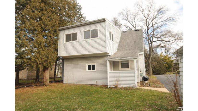 4825 S 39th St Greenfield, WI 53221 by Homestead Realty, Inc $304,000