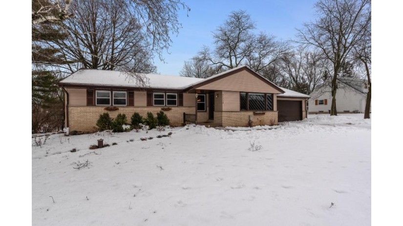 11458 N Laguna Dr Mequon, WI 53092 by Coldwell Banker Realty $435,000