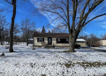 5361 S 28th St, Greenfield, WI 53221-3729