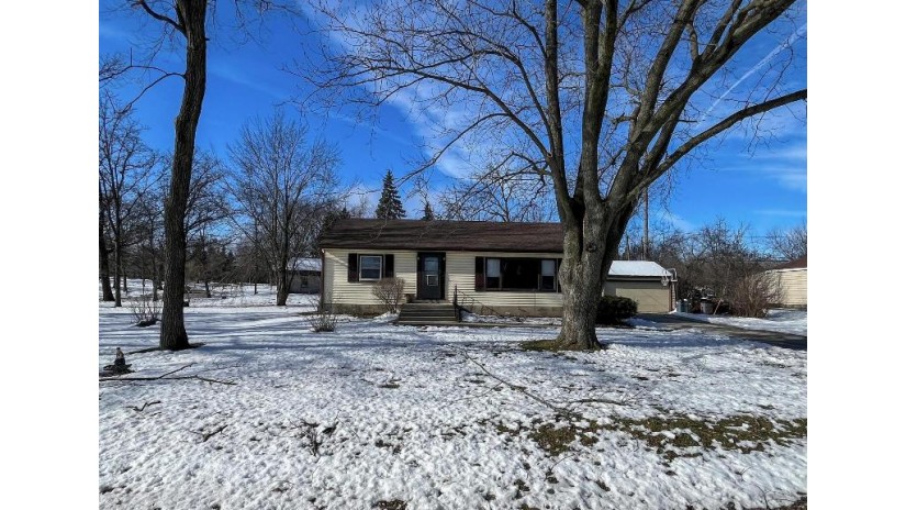 5361 S 28th St Greenfield, WI 53221 by RE/MAX Market Place - 414-439-3696 $229,900