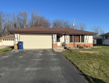 9052 S Annette Pl, Oak Creek, WI 53154-4256