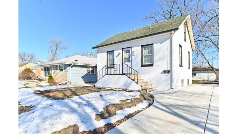 3462 S 82nd St Milwaukee, WI 53219 by Realty Executives Southeast $187,000