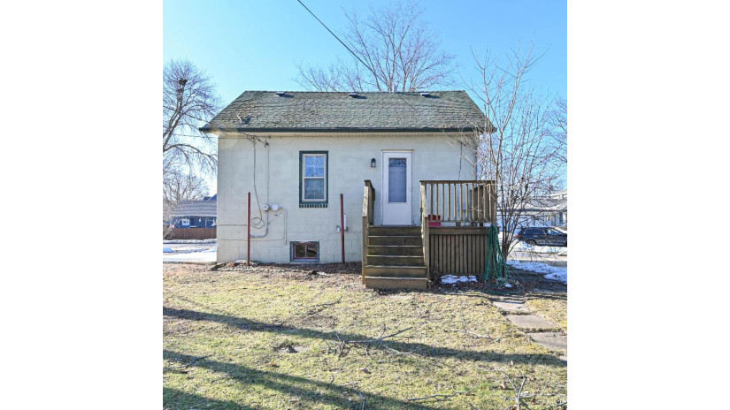 3462 S 82nd St Milwaukee, WI 53219 by Realty Executives Southeast $187,000