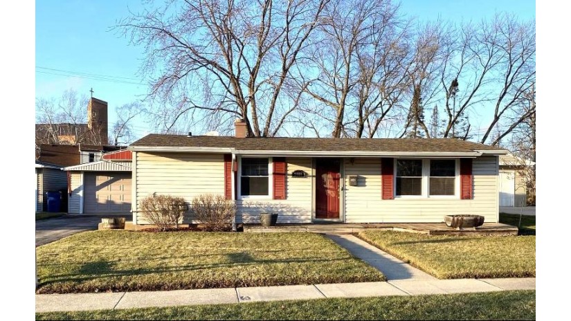 2608 Pinehurst Ave Racine, WI 53403 by RE/MAX Newport - office@newportelite.com $190,000