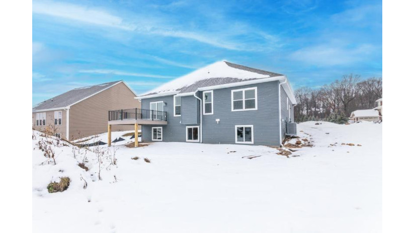 933 Durango Dr Hartford, WI 53027 by First Weber Inc- West Bend $434,900